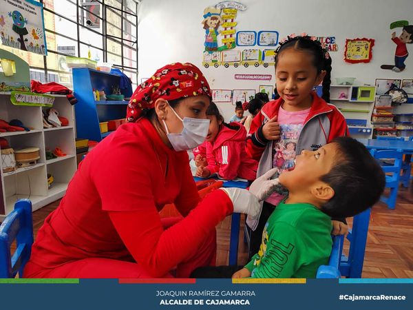 La subgerencia de Salud de la Municipalidad Provincial de Cajamarca, sigue recorriendo cada una de las instituciones educativas de nivel inicial para brindar asistencia médica a todos nuestros niños. En esta oportunidad nuestro personal llegó hasta las instalaciones del jardín 025 para atender a los más pequeños con un tratamiento de fluorización y desparasitación, además de entregar medicamento de manera gratuita para su cuidado posterior.
🤝Agradecemos la predisposición de todos los docentes y auxiliares para poder realizar con éxito esta campaña.