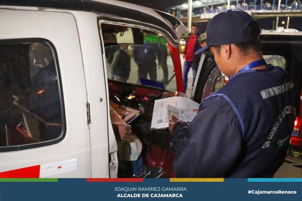 En un trabajo constante para acabar con la informalidad y la inseguridad, continuamos haciendo operativos de transporte en la avenida Atahualpa, con el objetivo de identificar a todos los vehículos de transporte público que no cumplan con las disposiciones administrativas y legales.
✅Exhortamos a todos los conductores a regularizar su documentación y así evitar se trasladados al depósito municipal.