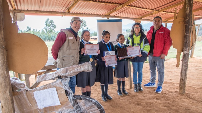 Servidores de la Unidad Ejecutora y la empresa privada, posando con los ganadores del concurso.