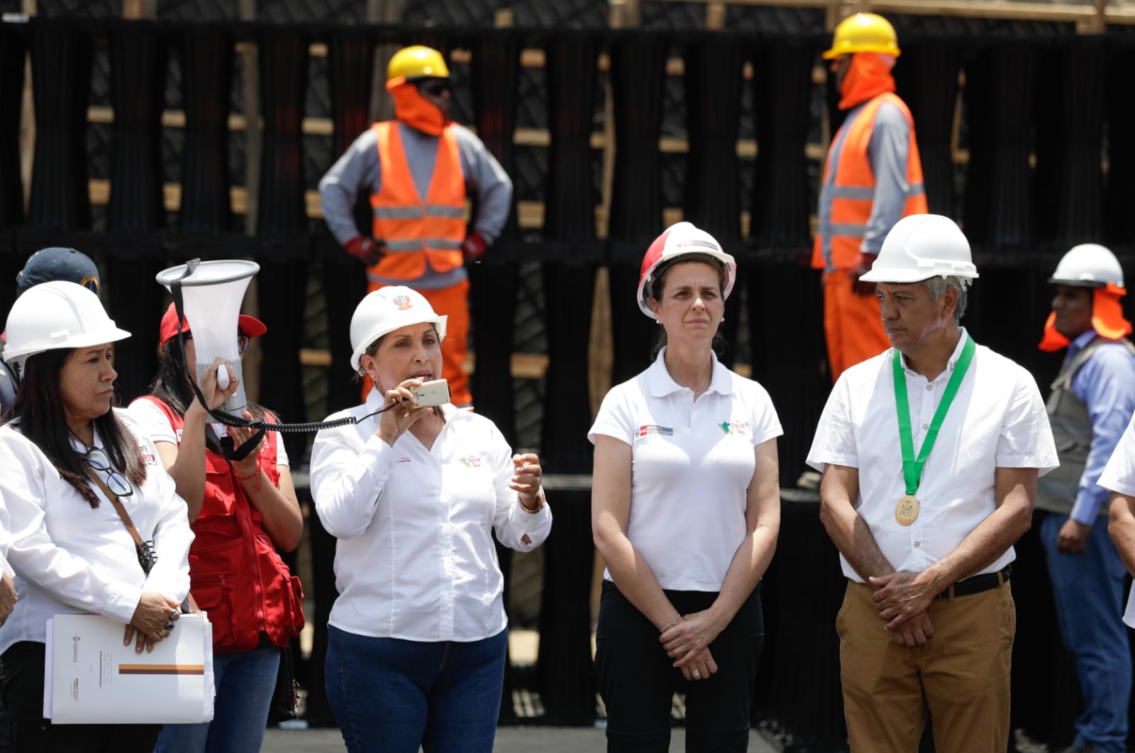  Presidenta Dina Boluarte y ministra de Vivienda inspeccionan trabajos de prevención ante fenómeno El Niño en Lambayeque