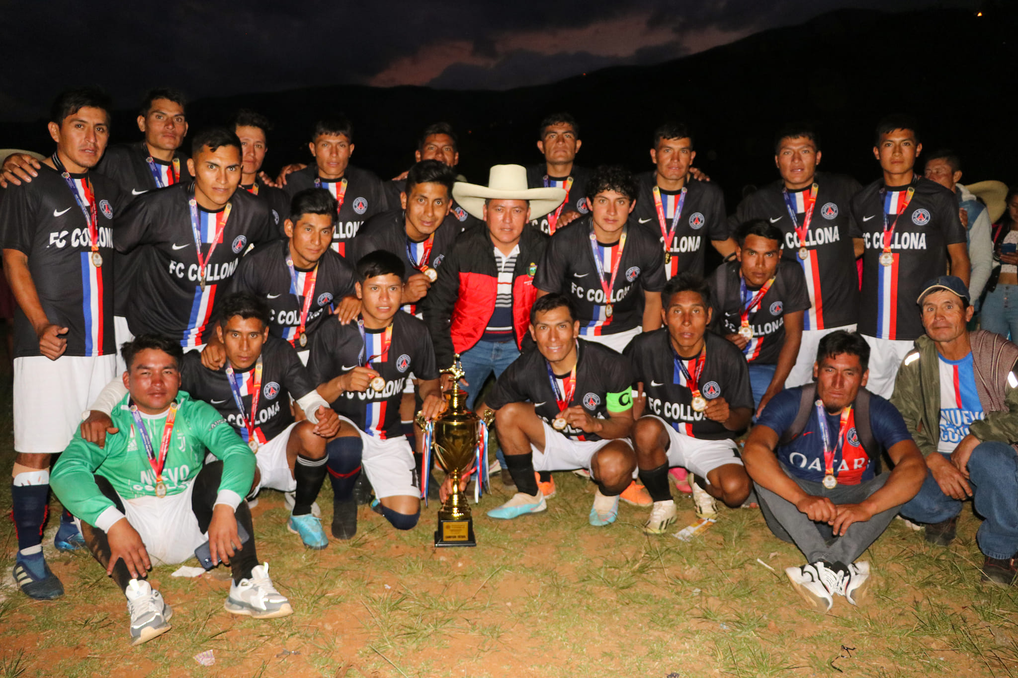 El alcalde distrital entrega el trofeo al equipo campeón 2023.