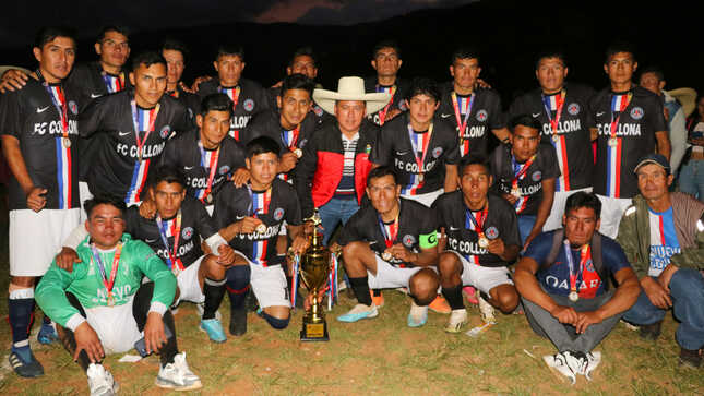 El alcalde distrital entrega el trofeo al equipo campeón 2023.