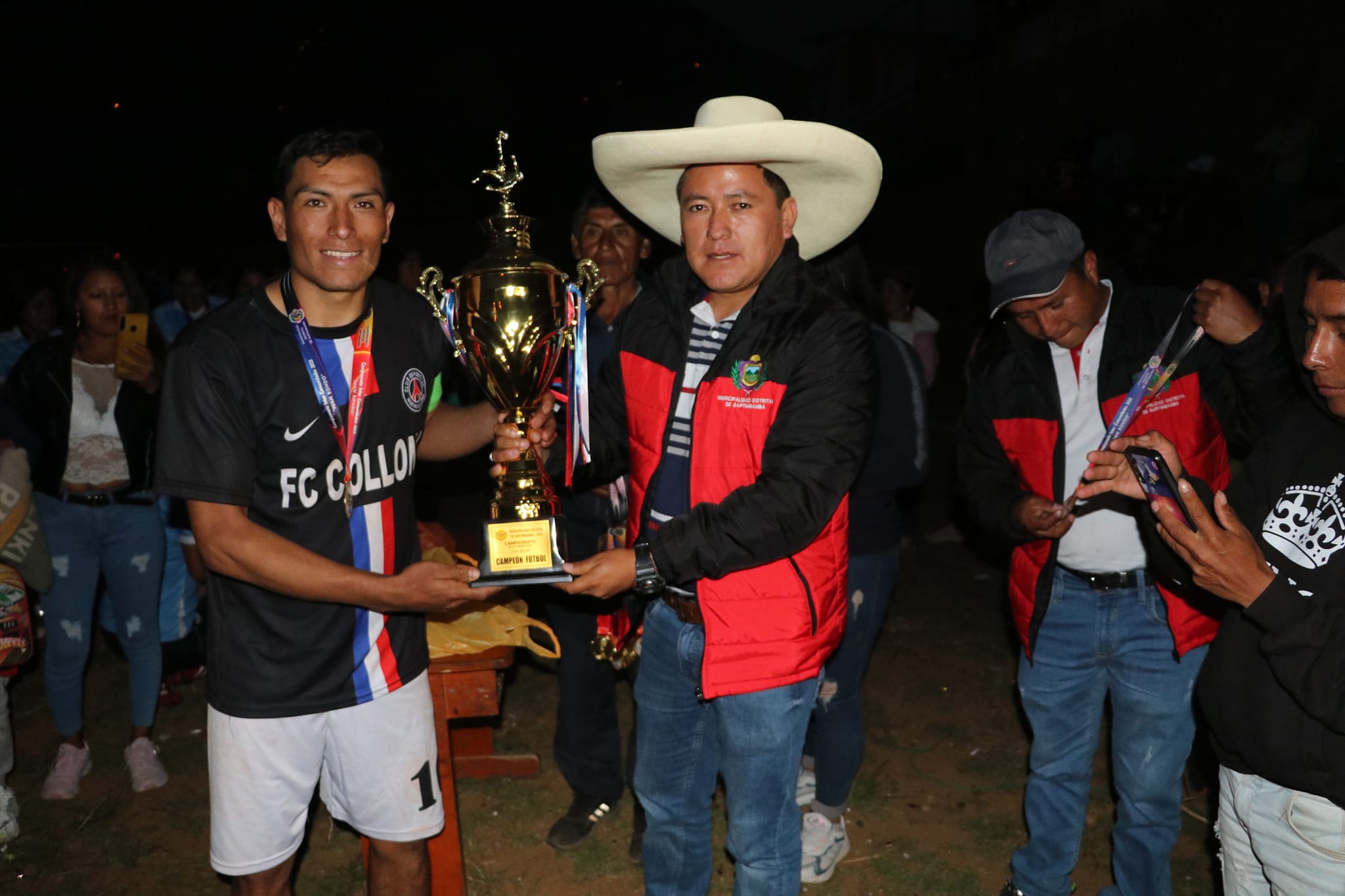 El alcalde distrital entrega el trofeo al equipo campeón 2023.