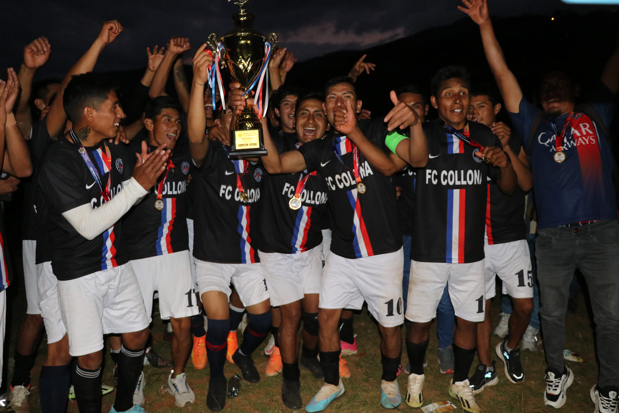 El plantel completo celebra su primer título.