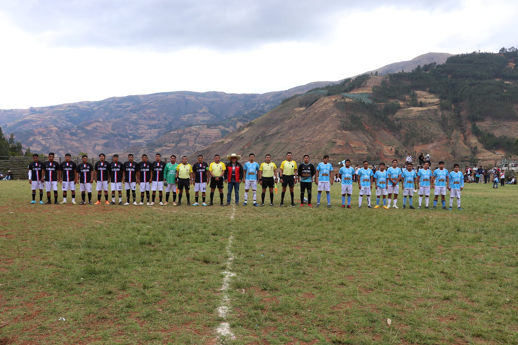 Foto del recuerdo entre Deportivo Collona y Sporting Cristal La Victoria previo al encuentro deportivo.