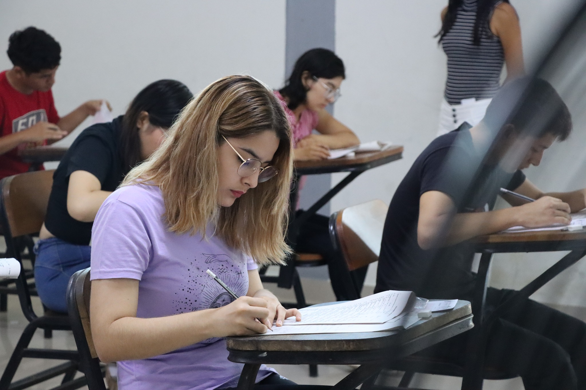 Estudiantes rindiendo examen de admisión