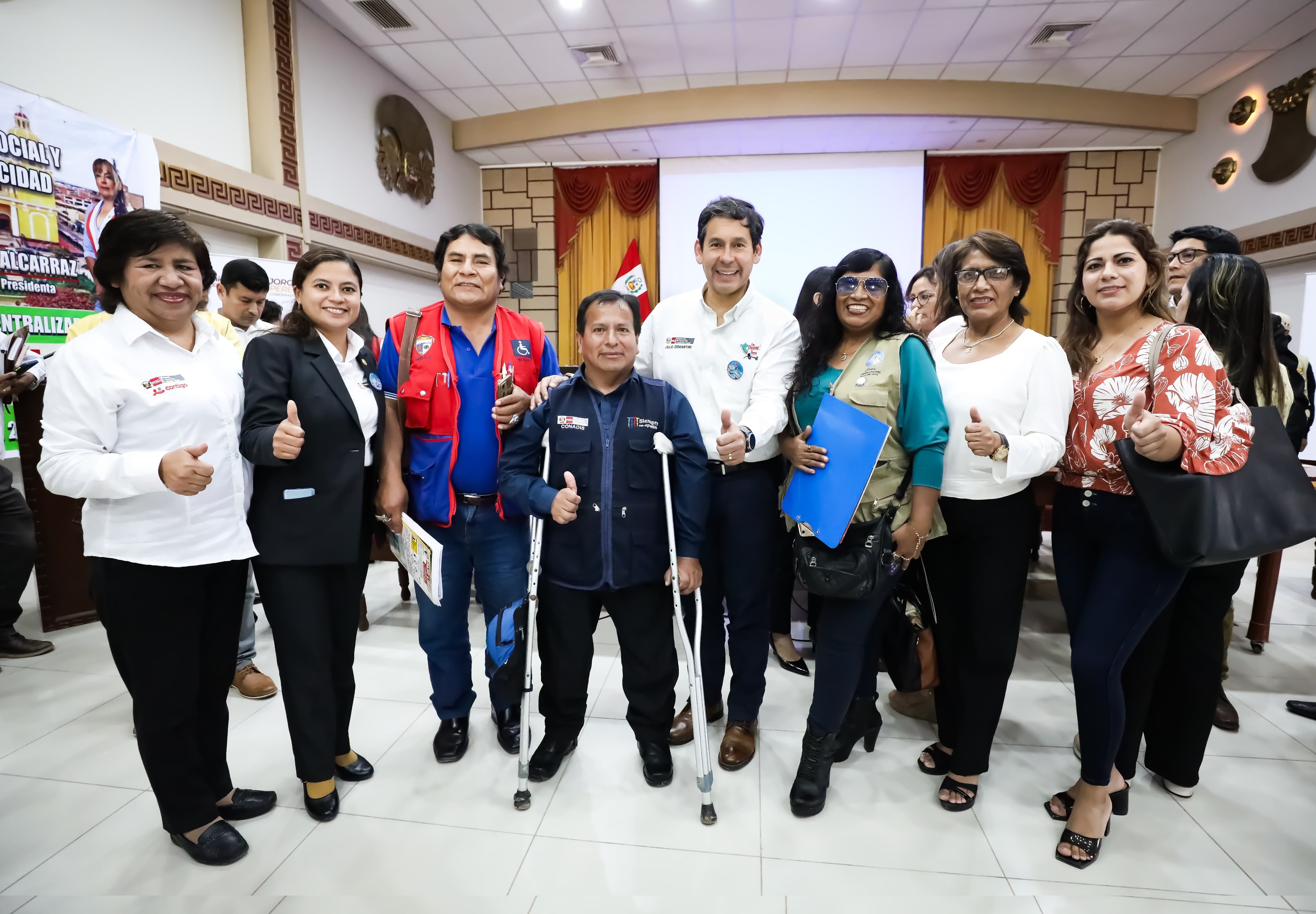 Ministro del MIDIS, Directora Ejecutiva del Programa Contigo y usuarios del servicio.