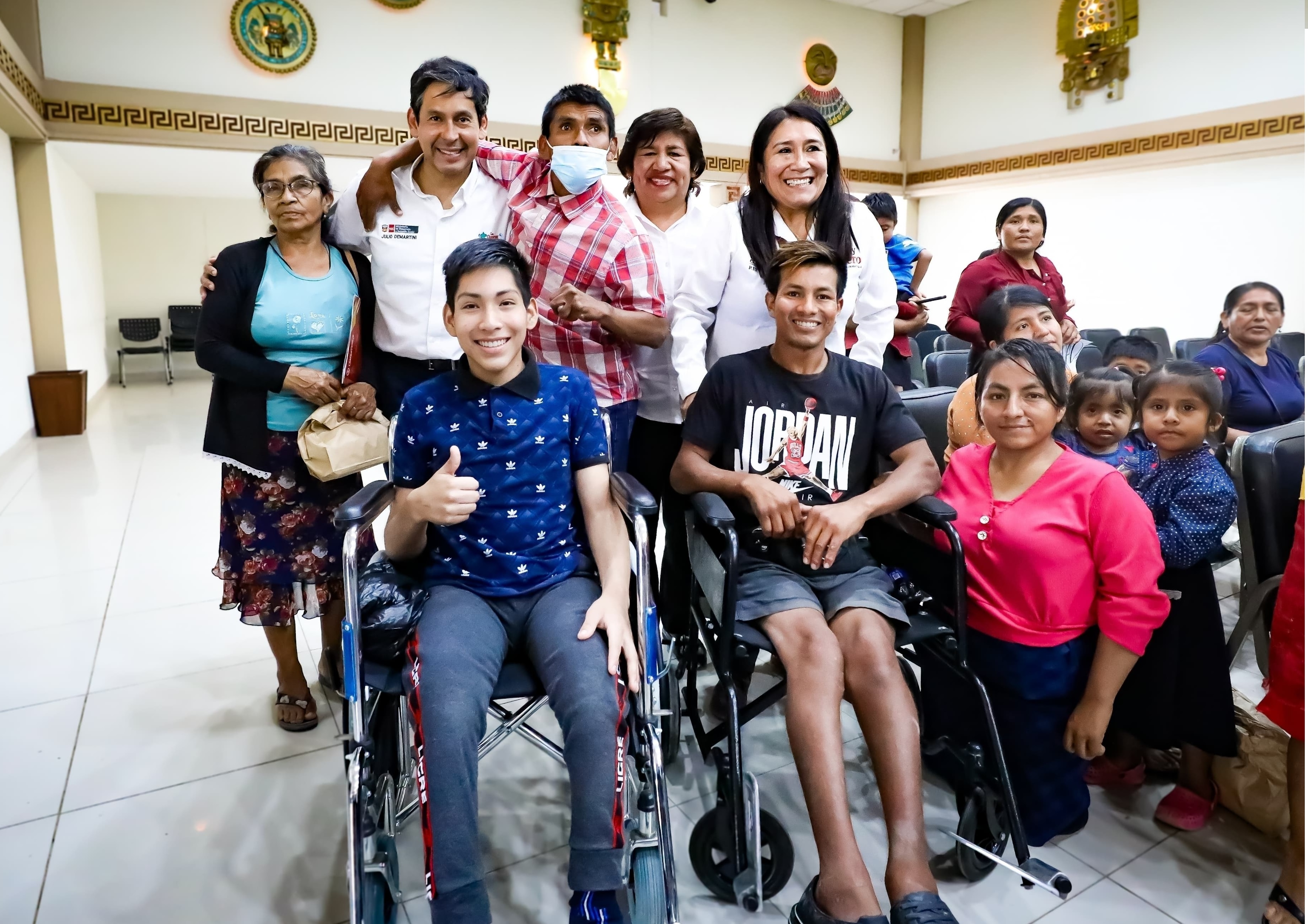 Ministro del MIDIS, Directora Ejecutiva del Programa Contigo y usuarios del servicio.