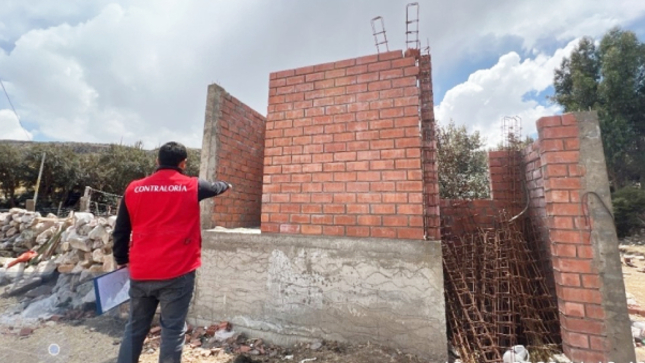 La Contraloría General identificó deficiencias en la construcción de la obra de sistema de agua potable y saneamiento rural de once localidades del centro poblado de Queuña, distrito de Challhuahuacho, provincia de Cotabambas. Esta situación ocasionaría el deterioro prematuro de sus componentes y afectaría la vida útil del proyecto. 