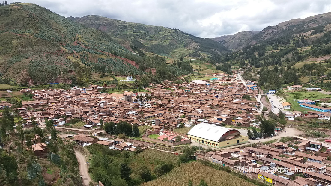 El Gobierno Regional Cusco a través de su unidad ejecutora Plan MERISS, participó del Primer Foro de “Gestión de Recursos Hídricos”, evento que se llevó a cabo en el distrito de Acos, provincia de Acomayo y fue presidido por su alcalde, Sr. Larry Patilla Huacac, la exposición de la entidad líder en materia de riego estuvo a cargo del Ing. Mateo Delgado Aedo, Supervisor del Componente de Gestión Integrada de Riego (GIR), además de un especialista del Instituto de Manejo de Agua y Medio Ambiente (IMA) y un especialista de Sierra Azul, estuvieron presentes autoridades locales, estudiantes del Colegio San Miguel de Acos y público en general.
Se impartió información respecto a la correcta utilización y gestión del líquido elemento, siembra y cosecha de agua, construcción de presas y canales; Plan MERISS resaltó las experiencias desarrolladas positivas en cada provincia, invocó además a trabajar de manera conjunta para lograr captar la mayor cantidad de agua, cabe señalar que la población señaló que falta más trabajos a desarrollar en esta provincia, ya que a raíz del estrés hídrico mundial se empieza a notar la escases del líquido elemento.
El alcalde del distrito de Acos y la población en general reconocieron la labor llevada a cabo por el Gobierno Regional de Cusco, y la necesidad de encaminar gestiones para la siembra y cosecha de agua además de impulsar y generar puestos de trabajo para beneficio de todos, solicitaron además que, mediante su unidad ejecutora Plan MERISS, se realice estudios para la construcción de futuras represas.