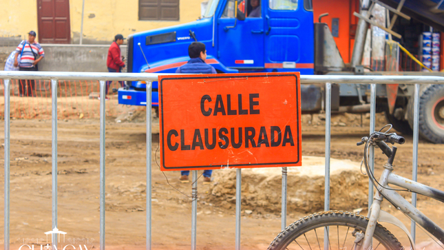 La Calle Simón Bolívar, una zona principal en nuestro distrito, está siendo sometida a trabajos de renovación integral. 