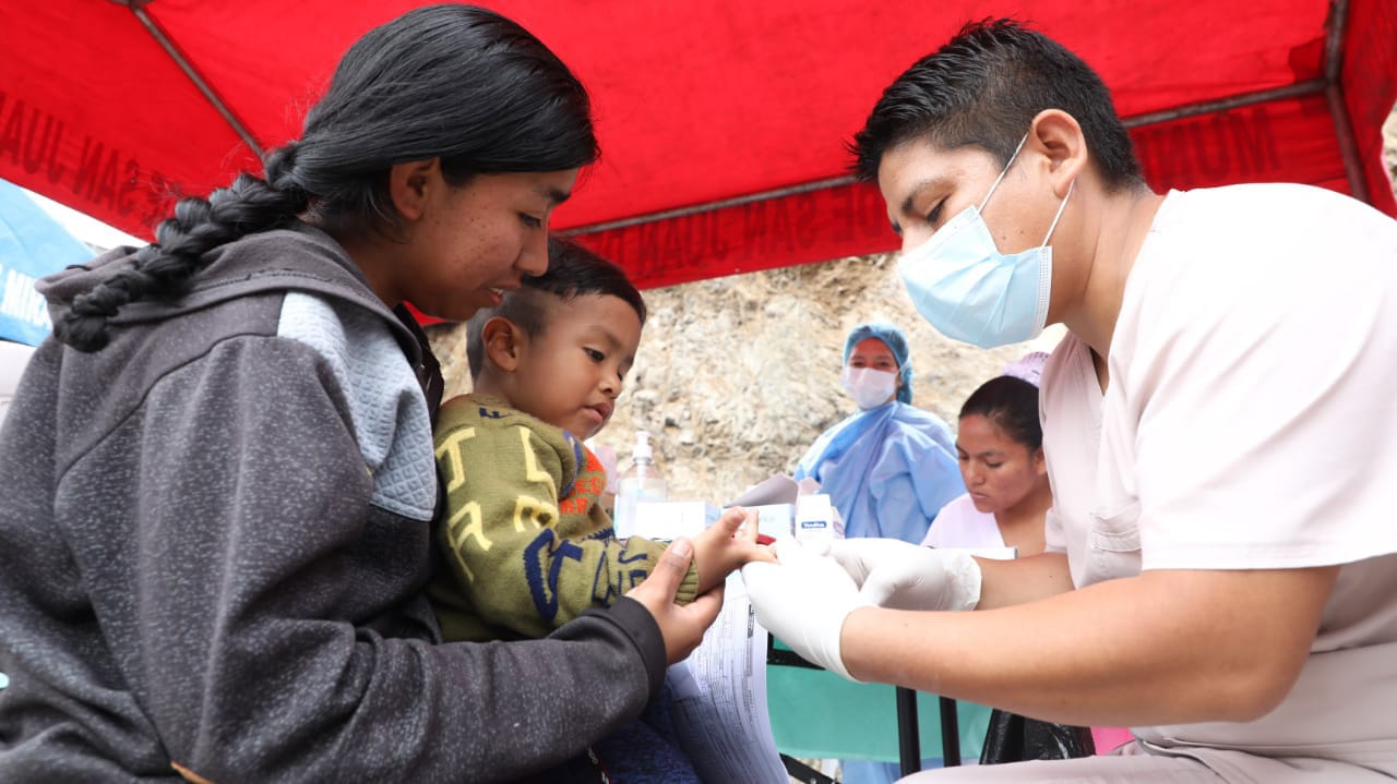 Familias de Pamplona Alta se benefician con feria de servicios de salud por el Día Mundial de la Alimentación