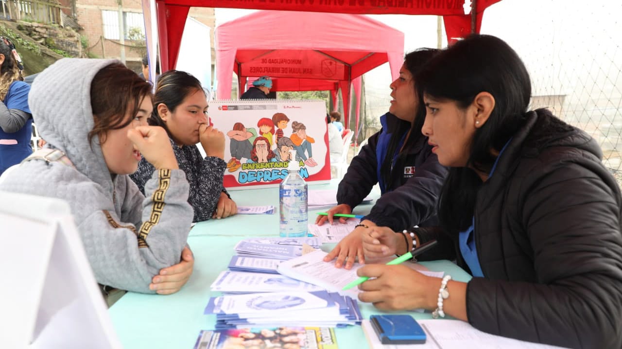 Familias de Pamplona Alta se benefician con feria de servicios de salud por el Día Mundial de la Alimentación