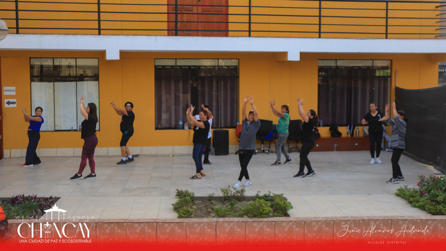 Todos los fines de semana, las damas y niñas de Chancay tienen la oportunidad de participar en "El Bailetón”, una emocionante sesión de baile moderno a cargo del profesor Raúl Agurto “Emcy”.