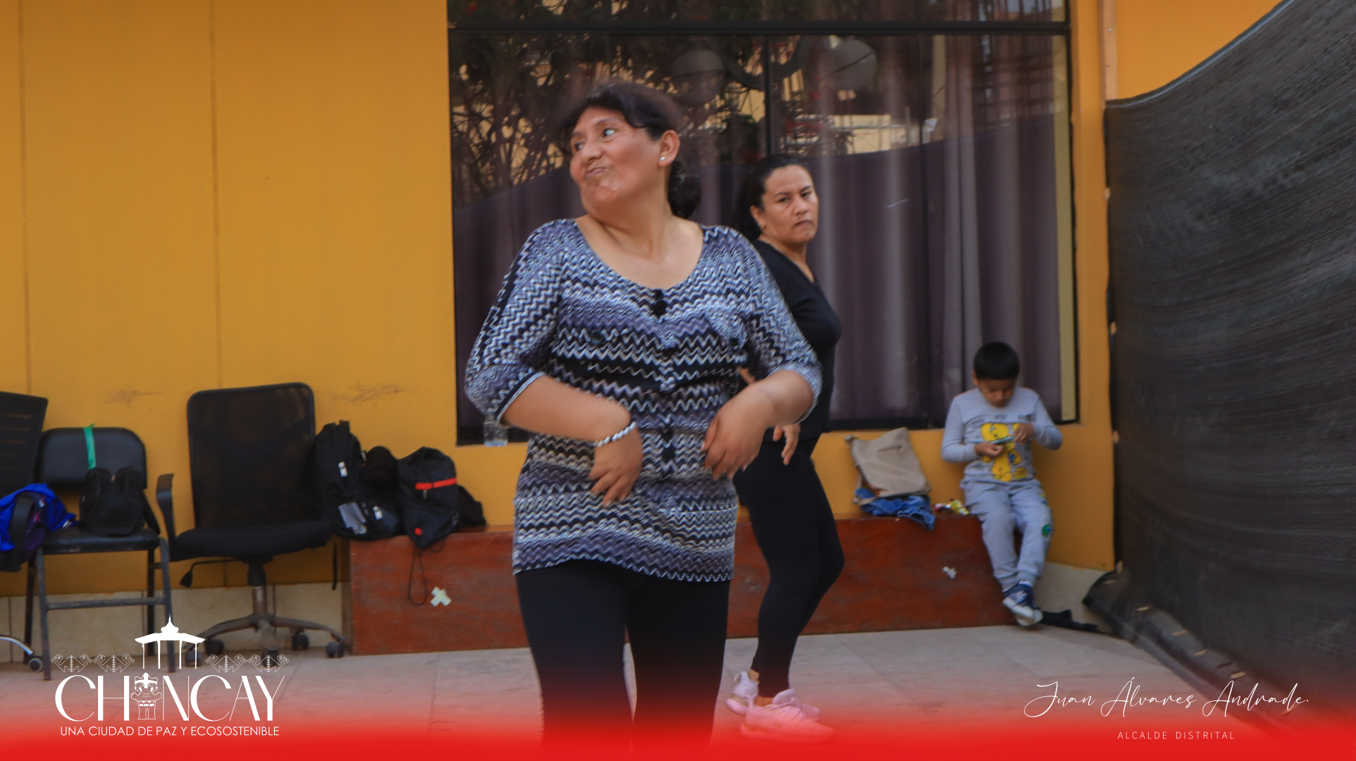 Todos los fines de semana, las damas y niñas de Chancay tienen la oportunidad de participar en "El Bailetón”, una emocionante sesión de baile moderno a cargo del profesor Raúl Agurto “Emcy”.