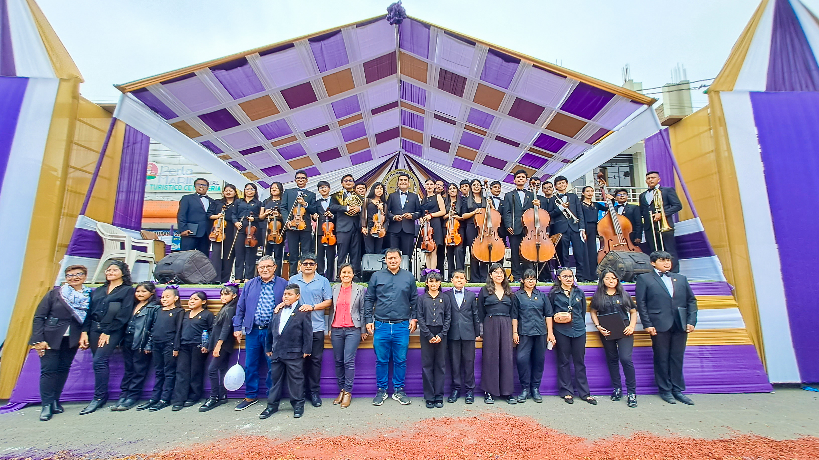 Bajo la dirección del talentoso maestro Eduardo Choque Chuco, la orquesta cautivó a los espectadores con su excepcional destreza musical y pasión artística.