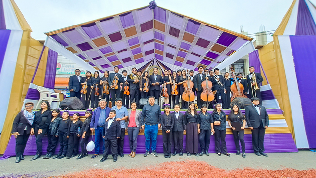 Bajo la dirección del talentoso maestro Eduardo Choque Chuco, la orquesta cautivó a los espectadores con su excepcional destreza musical y pasión artística.