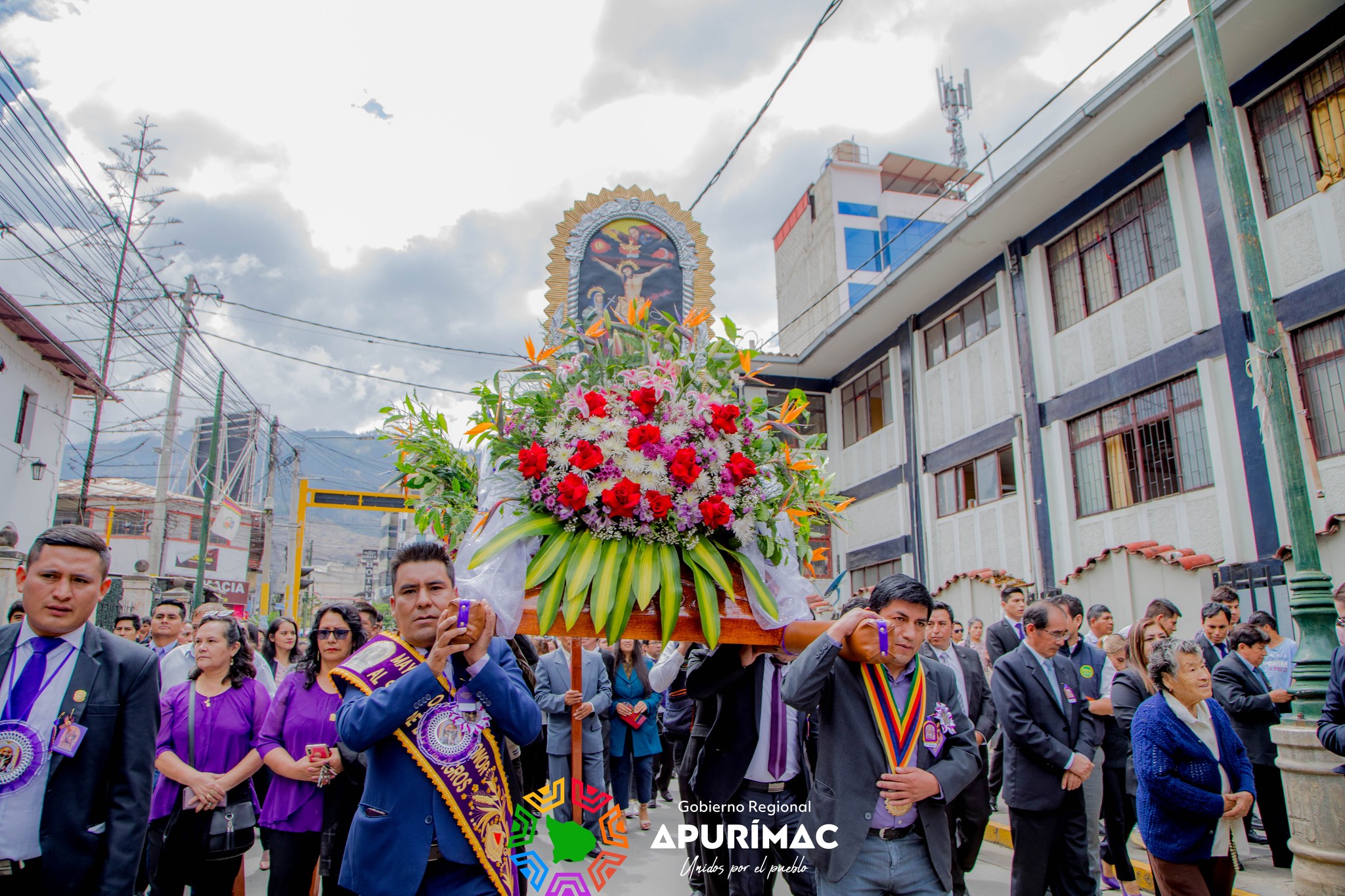 Gobernador regional junto a consejeros y funcionarios celebran festividad en honor al Señor de los Milagros