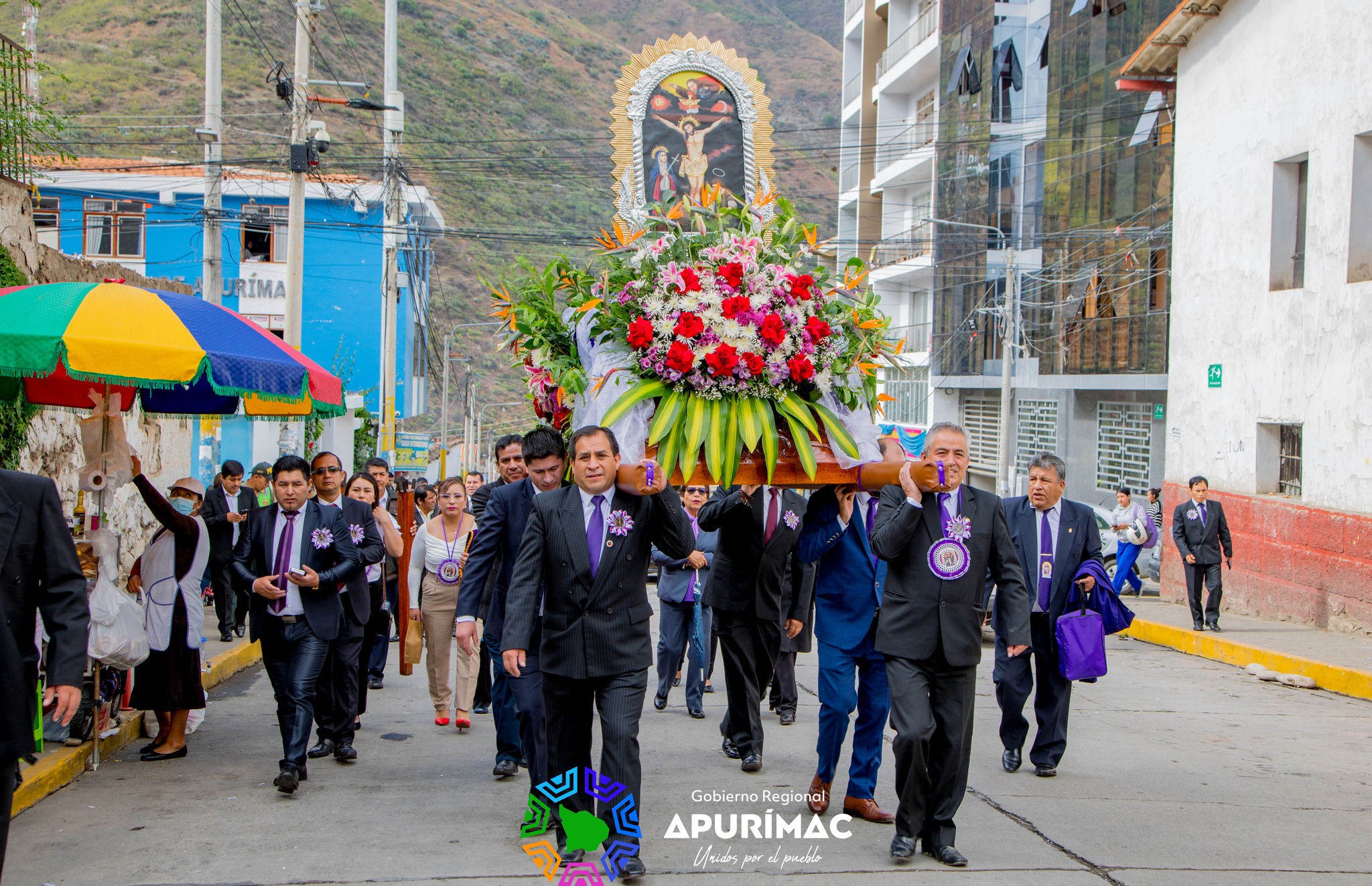 Gobernador regional junto a consejeros y funcionarios celebran festividad en honor al Señor de los Milagros