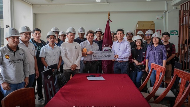 Entrega de premios a escuelas ganadoras del concurso de alfombras en visita del Señor de Burgos. Factor evaluado: concepto en las alfombras y participación en actividades relacionadas.