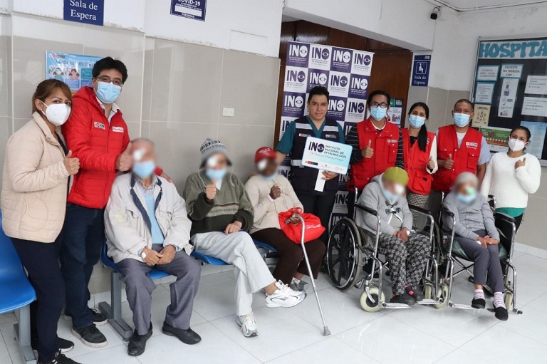 Grupo de adultos mayores del INABIF luego de sus cirugías de catarata, con el Doctor Félix Torres Cotrina, Director General del INO, y parte del equipo humano que participó en la campaña