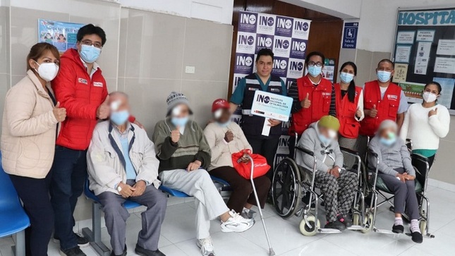 Grupo de adultos mayores del INABIF luego de sus cirugías de catarata, con el Doctor Félix Torres Cotrina, Director General del INO, y parte del equipo humano que participó en la campaña