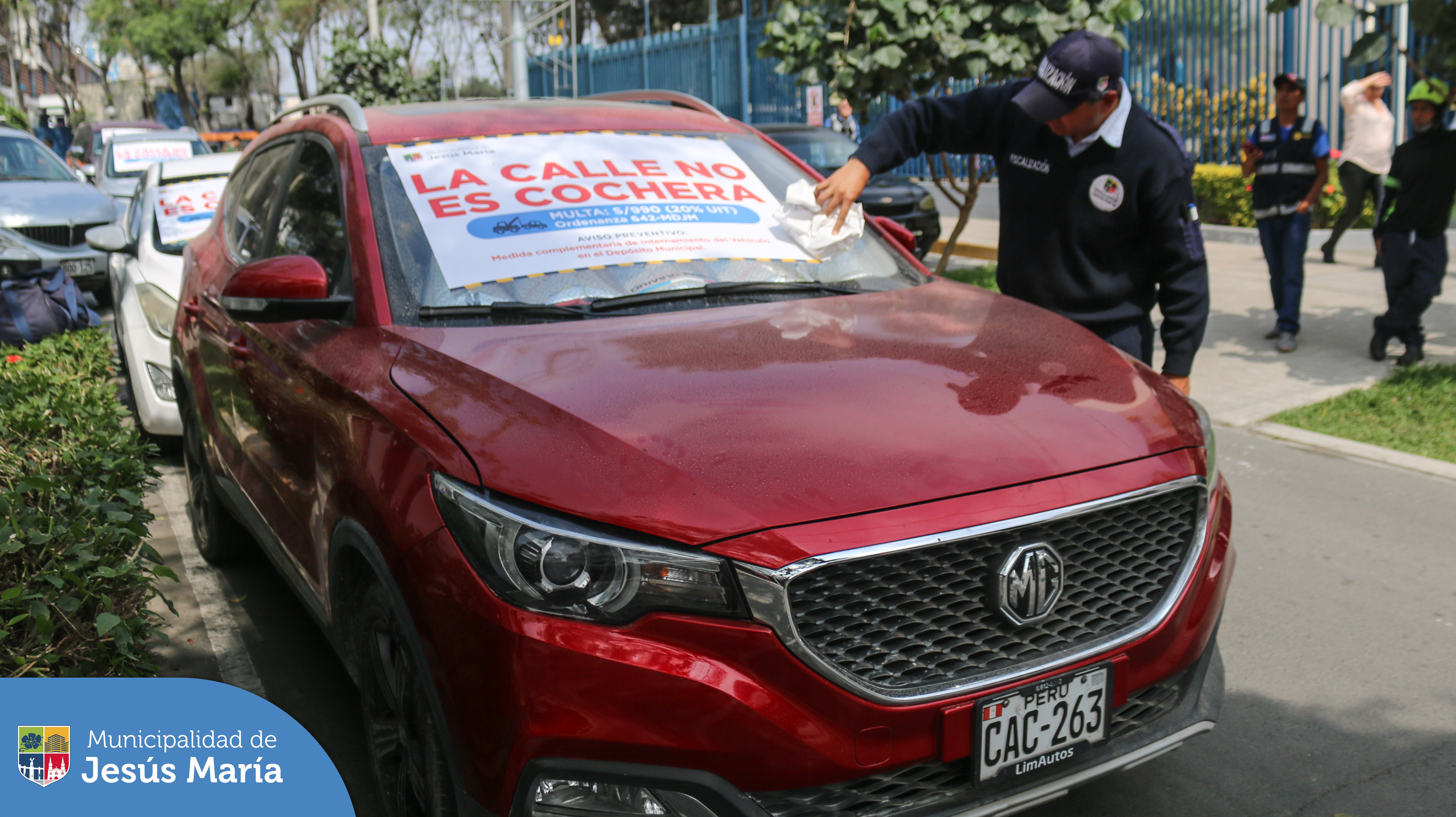 ¡En Jesús María la calle NO es tu cochera! 🚗🚫

Nuestro alcalde, Jesús Gálvez Olivares, ❌ no permitirá que nuestras calles se conviertan en estacionamientos privados.

🛑 Tengan la seguridad que continuaremos con nuestros operativos, aplicando las multas respectivas y llevando autos al depósito.
