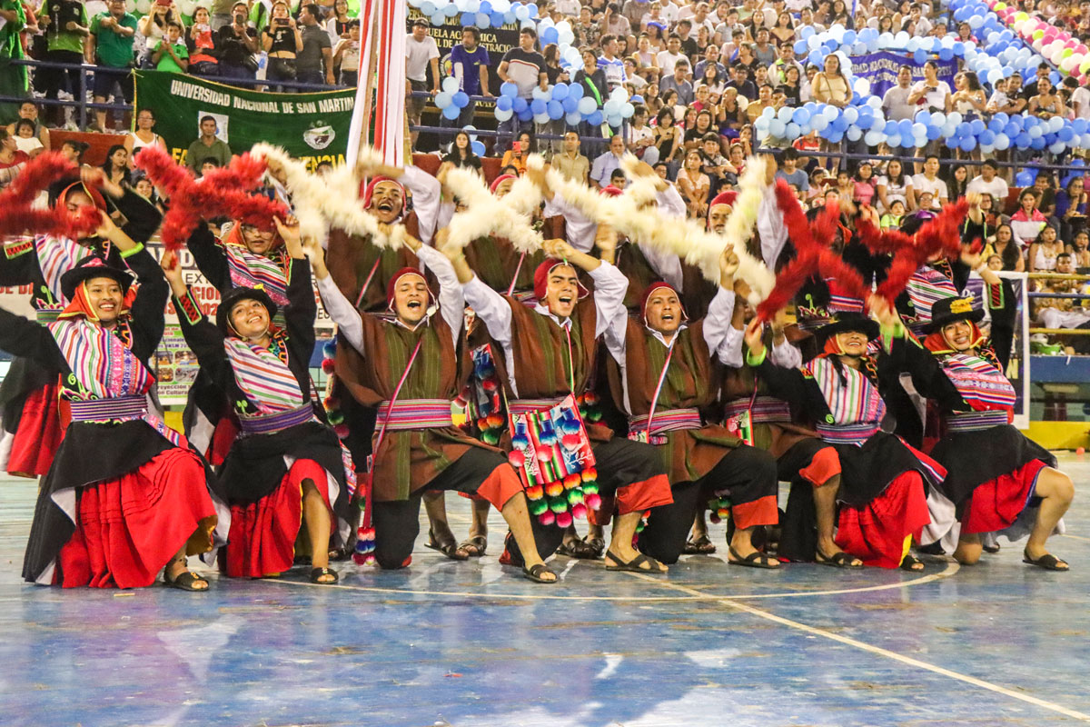 Jóvenes universitarios danzando