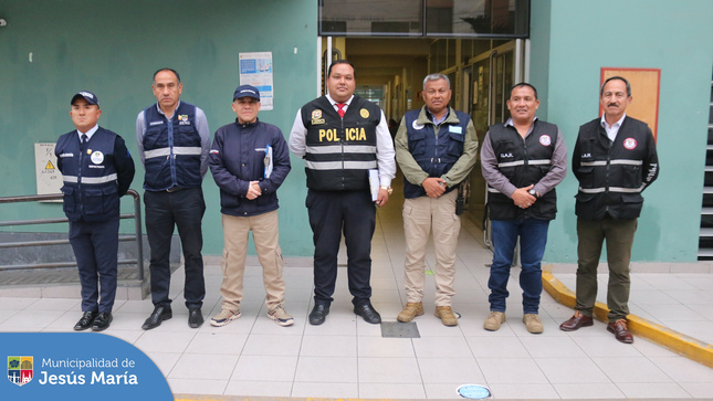 Nuestro equipo de la Gerencia de Seguridad Ciudadana y Fiscalización, en trabajo coordinado con la 👮🏽 Policía Nacional y personal de Migraciones realizaron un operativo de control de identidad a conductores de motos lineales 🏍️ a fin verificar su situación migratoria.
👉 Se intervinó un aproximado de 200 personas, logrando identificar a un ciudadano de nacionalidad China que no se encontraba registrado. Además, dos individuos fueron llevados a la comisaría del sector por portar varios celulares sin poder acreditar su procedencia legal.