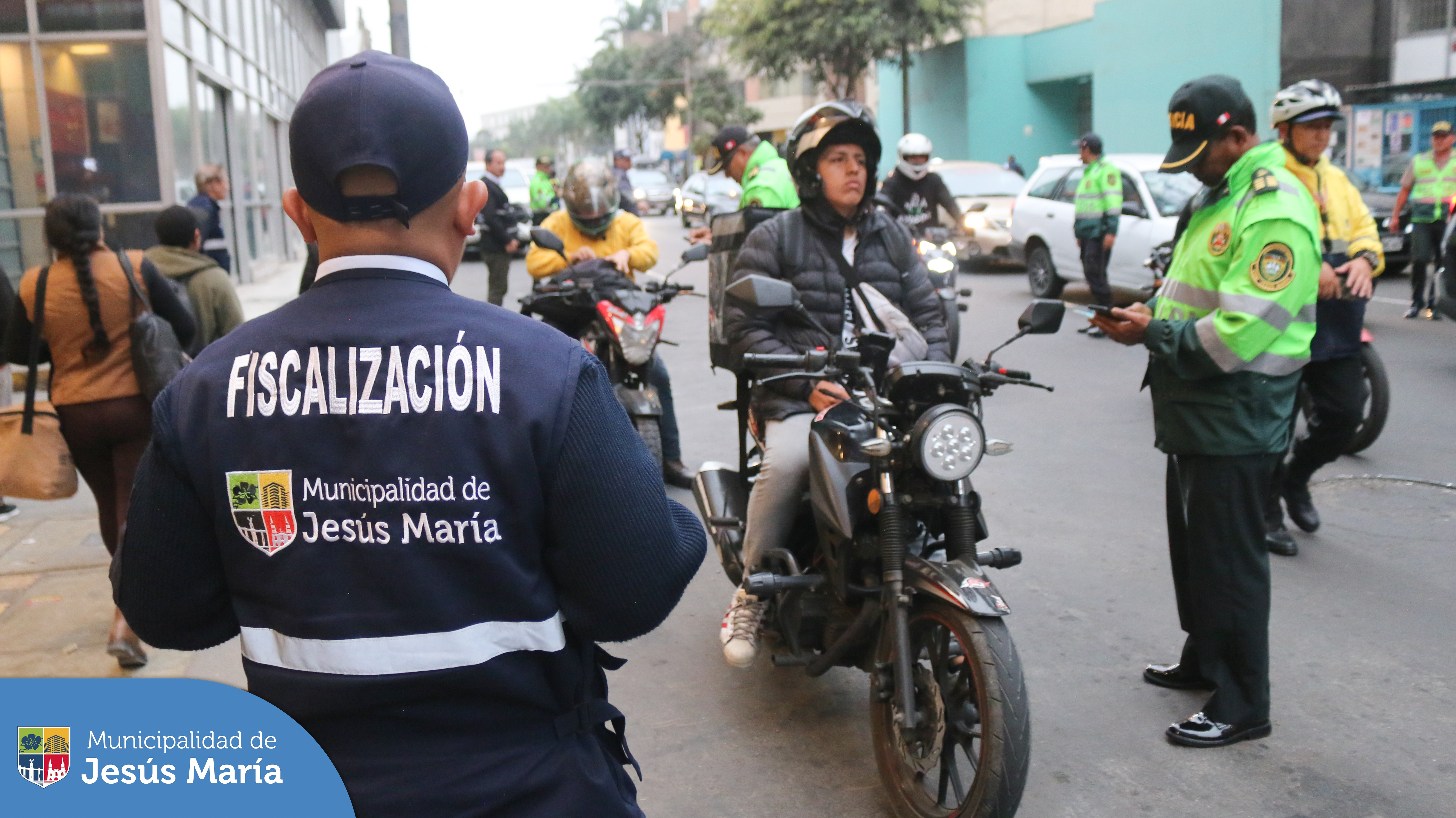 Nuestro equipo de la Gerencia de Seguridad Ciudadana y Fiscalización, en trabajo coordinado con la 👮🏽 Policía Nacional y personal de Migraciones realizaron un operativo de control de identidad a conductores de motos lineales 🏍️ a fin verificar su situación migratoria.
👉 Se intervinó un aproximado de 200 personas, logrando identificar a un ciudadano de nacionalidad China que no se encontraba registrado. Además, dos individuos fueron llevados a la comisaría del sector por portar varios celulares sin poder acreditar su procedencia legal.