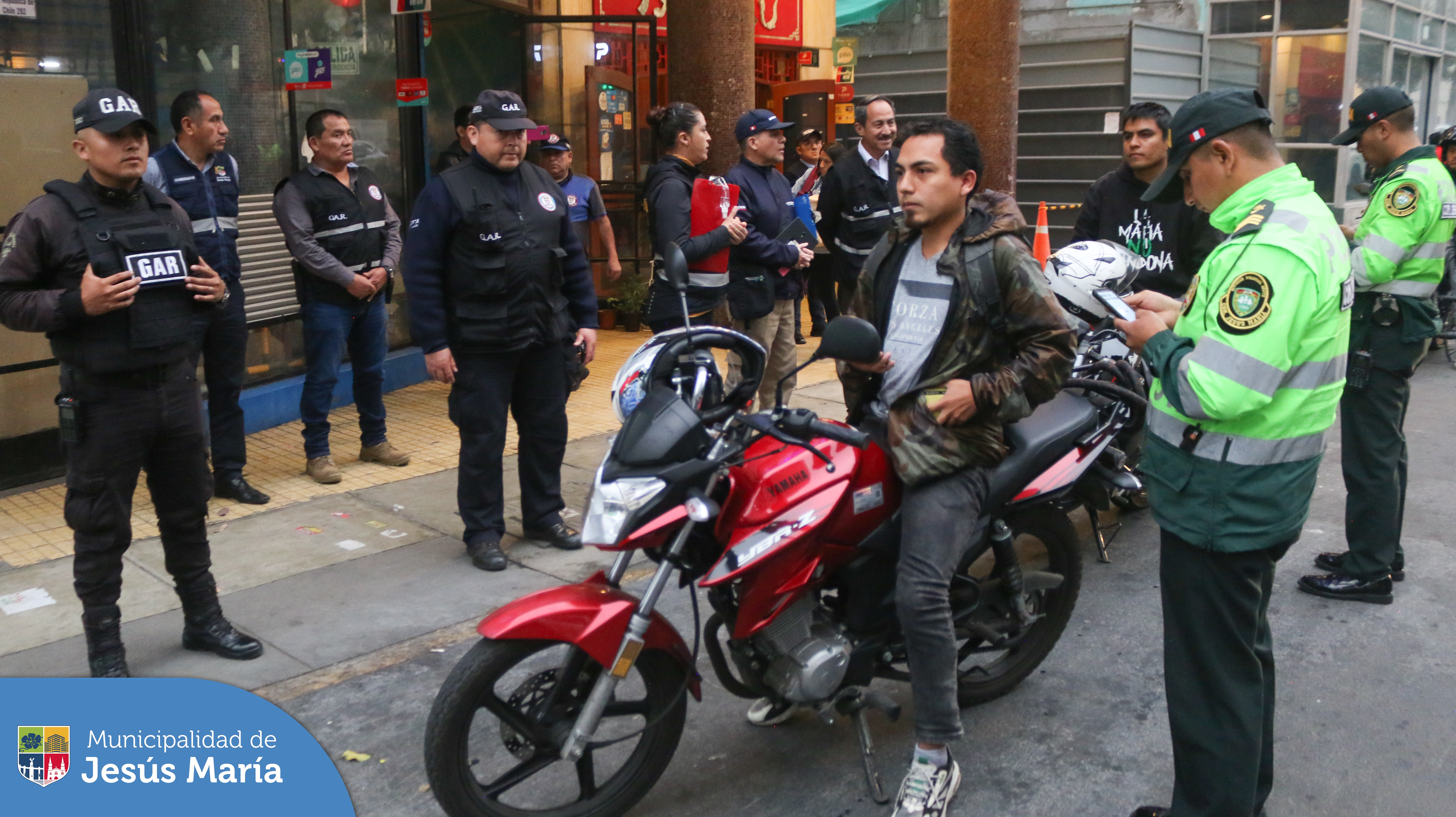 Nuestro equipo de la Gerencia de Seguridad Ciudadana y Fiscalización, en trabajo coordinado con la 👮🏽 Policía Nacional y personal de Migraciones realizaron un operativo de control de identidad a conductores de motos lineales 🏍️ a fin verificar su situación migratoria.
👉 Se intervinó un aproximado de 200 personas, logrando identificar a un ciudadano de nacionalidad China que no se encontraba registrado. Además, dos individuos fueron llevados a la comisaría del sector por portar varios celulares sin poder acreditar su procedencia legal.