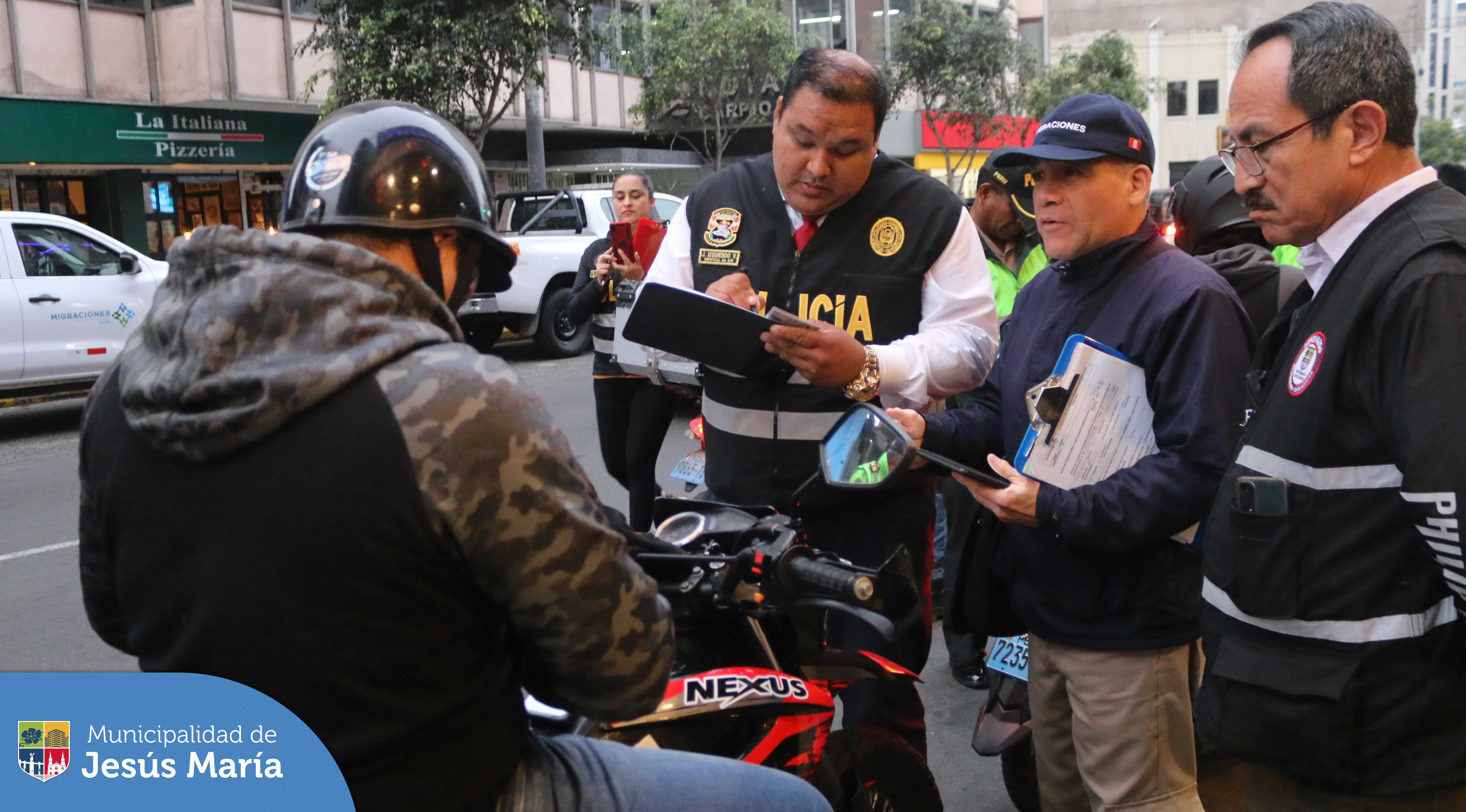 Nuestro equipo de la Gerencia de Seguridad Ciudadana y Fiscalización, en trabajo coordinado con la 👮🏽 Policía Nacional y personal de Migraciones realizaron un operativo de control de identidad a conductores de motos lineales 🏍️ a fin verificar su situación migratoria.
👉 Se intervinó un aproximado de 200 personas, logrando identificar a un ciudadano de nacionalidad China que no se encontraba registrado. Además, dos individuos fueron llevados a la comisaría del sector por portar varios celulares sin poder acreditar su procedencia legal.