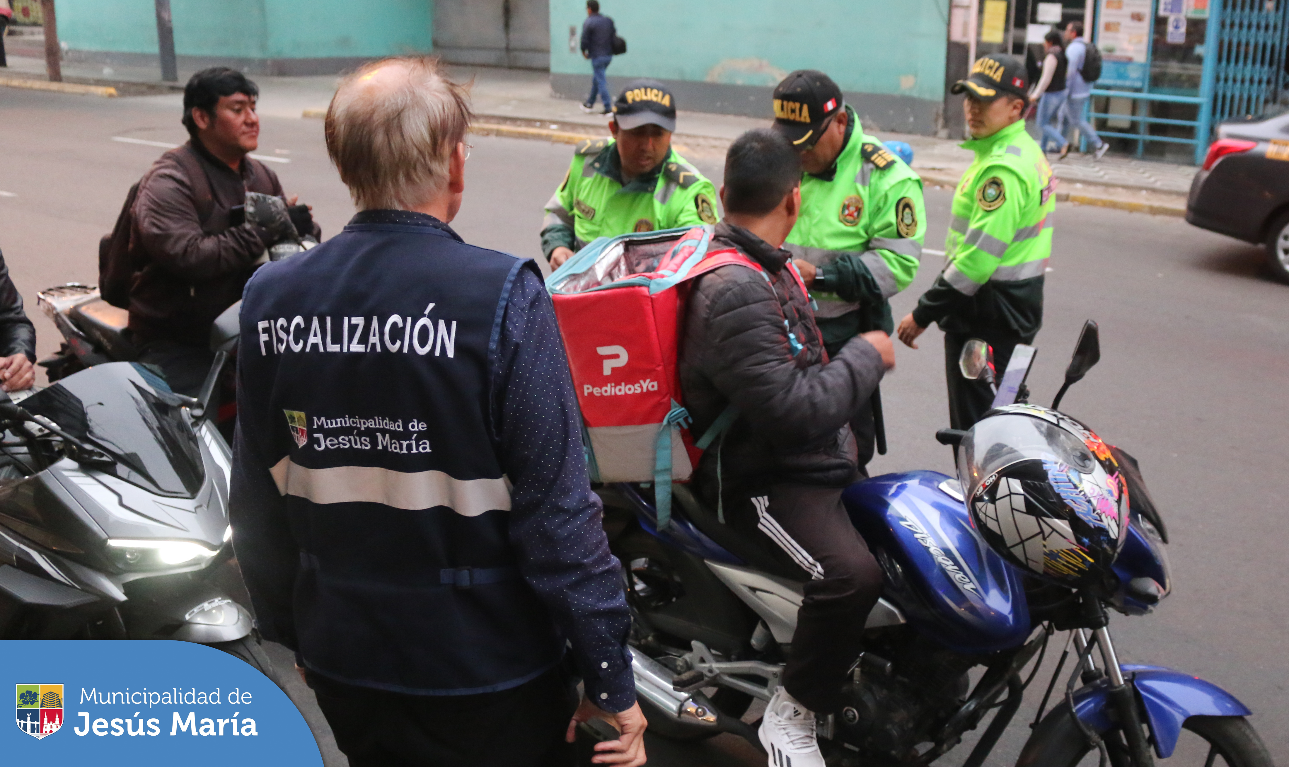 Nuestro equipo de la Gerencia de Seguridad Ciudadana y Fiscalización, en trabajo coordinado con la 👮🏽 Policía Nacional y personal de Migraciones realizaron un operativo de control de identidad a conductores de motos lineales 🏍️ a fin verificar su situación migratoria.
👉 Se intervinó un aproximado de 200 personas, logrando identificar a un ciudadano de nacionalidad China que no se encontraba registrado. Además, dos individuos fueron llevados a la comisaría del sector por portar varios celulares sin poder acreditar su procedencia legal.