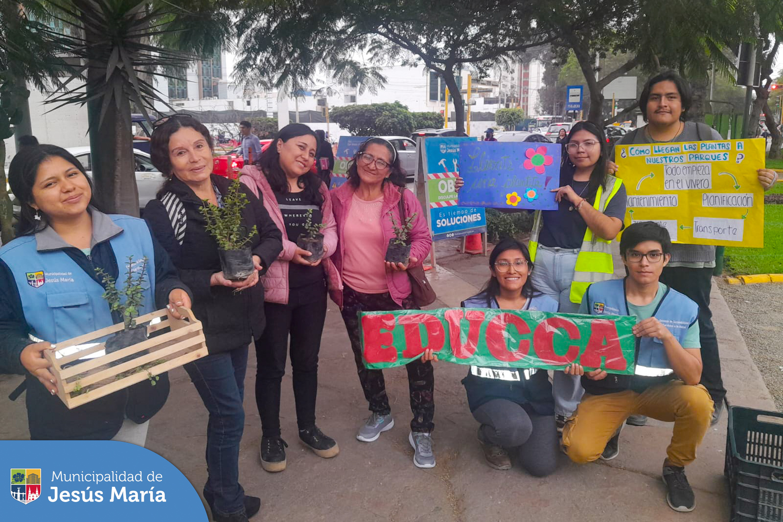 💪🏼 ¡Juntos por el medio ambiente! 🌎
Con el objetivo de generar una cultura de protección ambiental, se realizó una campaña de sensibilización en el 🌲 Parque Democracia. Se explicó a los vecinos cómo cada planta que embellece nuestro distrito es el resultado del esfuerzo conjunto, desde su cultivo hasta su cuidadoso traslado a nuestros parques.
¡Los presentes recibieron una plantita de regalo para hermosear sus hogares! 🌸🌳