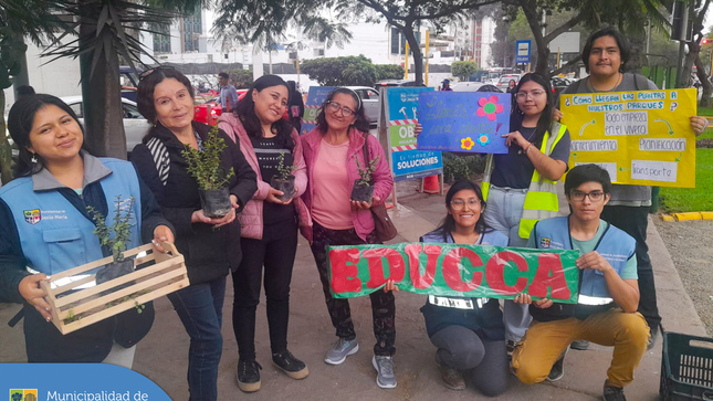 💪🏼 ¡Juntos por el medio ambiente! 🌎

Con el objetivo de generar una cultura de protección ambiental, se realizó una campaña de sensibilización en el 🌲 Parque Democracia. Se explicó a los vecinos cómo cada planta que embellece nuestro distrito es el resultado del esfuerzo conjunto, desde su cultivo hasta su cuidadoso traslado a nuestros parques. 
¡Los presentes recibieron una plantita de regalo para hermosear sus hogares! 🌸🌳