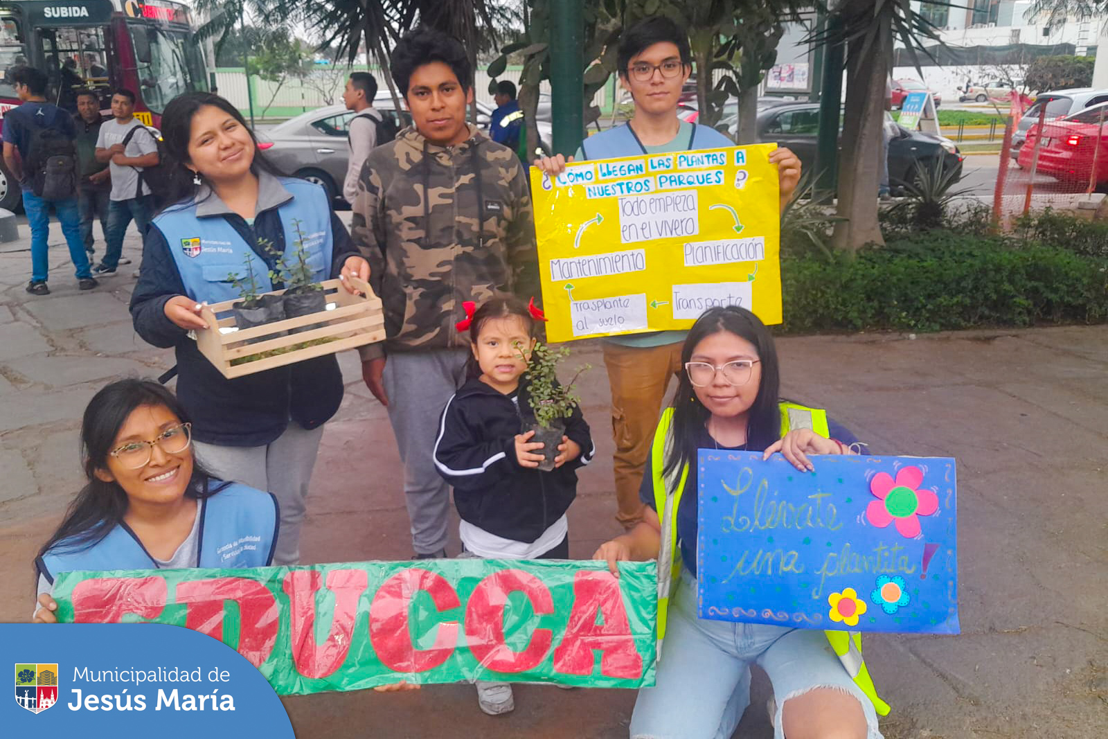 💪🏼 ¡Juntos por el medio ambiente! 🌎
Con el objetivo de generar una cultura de protección ambiental, se realizó una campaña de sensibilización en el 🌲 Parque Democracia. Se explicó a los vecinos cómo cada planta que embellece nuestro distrito es el resultado del esfuerzo conjunto, desde su cultivo hasta su cuidadoso traslado a nuestros parques.
¡Los presentes recibieron una plantita de regalo para hermosear sus hogares! 🌸🌳