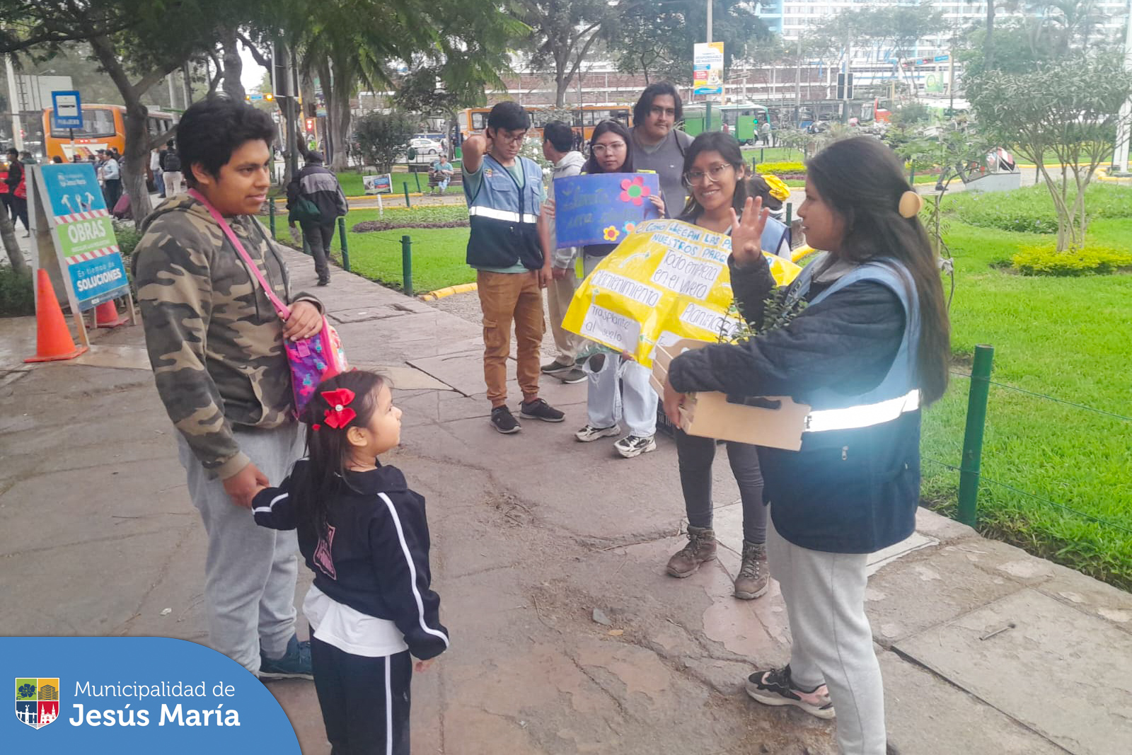 💪🏼 ¡Juntos por el medio ambiente! 🌎
Con el objetivo de generar una cultura de protección ambiental, se realizó una campaña de sensibilización en el 🌲 Parque Democracia. Se explicó a los vecinos cómo cada planta que embellece nuestro distrito es el resultado del esfuerzo conjunto, desde su cultivo hasta su cuidadoso traslado a nuestros parques.
¡Los presentes recibieron una plantita de regalo para hermosear sus hogares! 🌸🌳