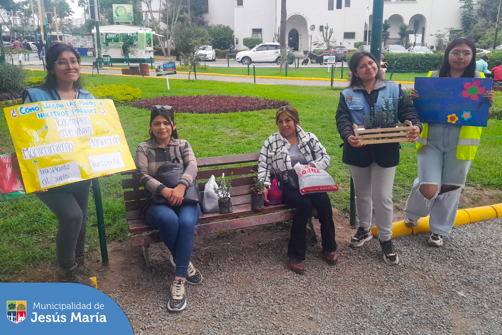 💪🏼 ¡Juntos por el medio ambiente! 🌎
Con el objetivo de generar una cultura de protección ambiental, se realizó una campaña de sensibilización en el 🌲 Parque Democracia. Se explicó a los vecinos cómo cada planta que embellece nuestro distrito es el resultado del esfuerzo conjunto, desde su cultivo hasta su cuidadoso traslado a nuestros parques.
¡Los presentes recibieron una plantita de regalo para hermosear sus hogares! 🌸🌳