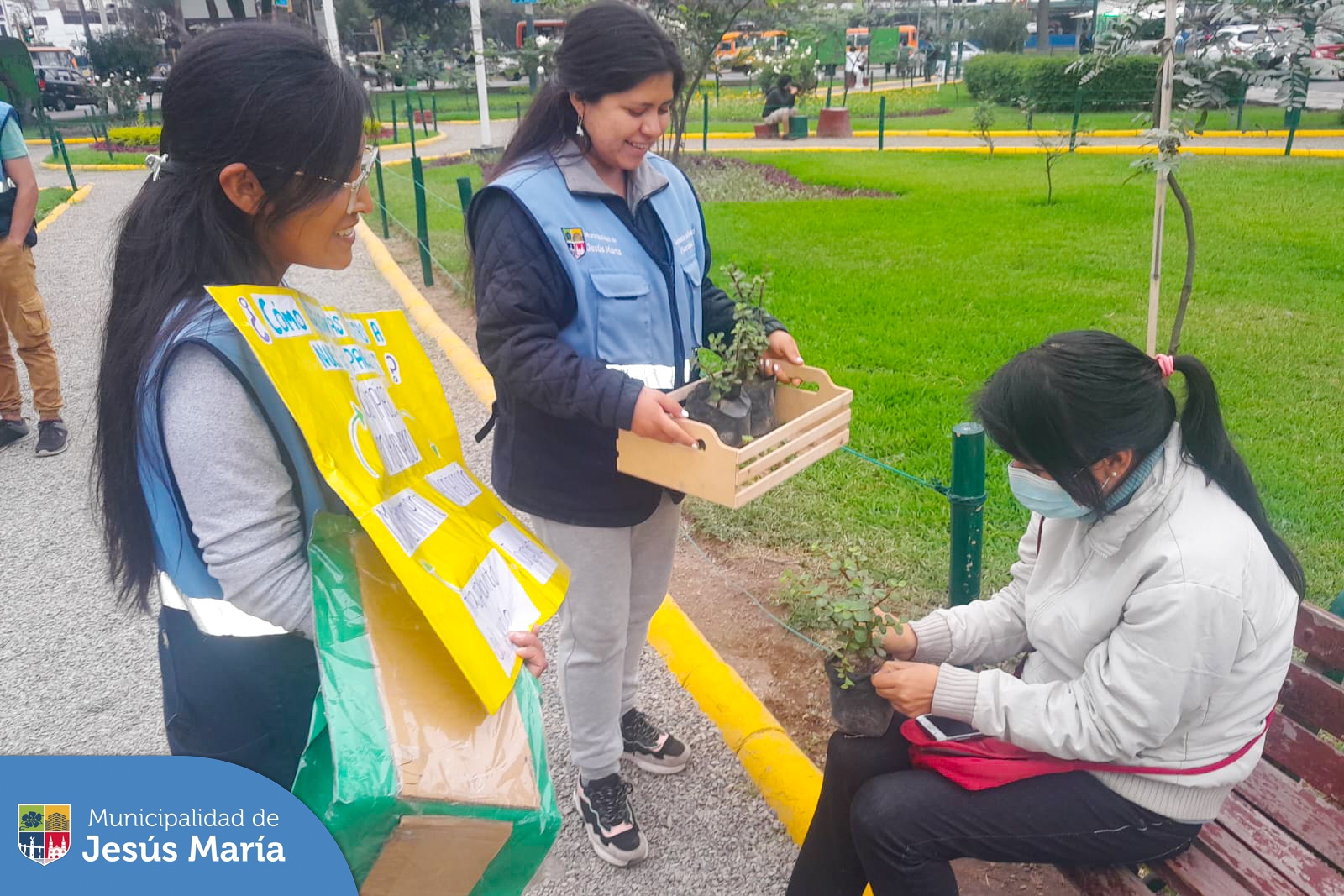 💪🏼 ¡Juntos por el medio ambiente! 🌎
Con el objetivo de generar una cultura de protección ambiental, se realizó una campaña de sensibilización en el 🌲 Parque Democracia. Se explicó a los vecinos cómo cada planta que embellece nuestro distrito es el resultado del esfuerzo conjunto, desde su cultivo hasta su cuidadoso traslado a nuestros parques.
¡Los presentes recibieron una plantita de regalo para hermosear sus hogares! 🌸🌳