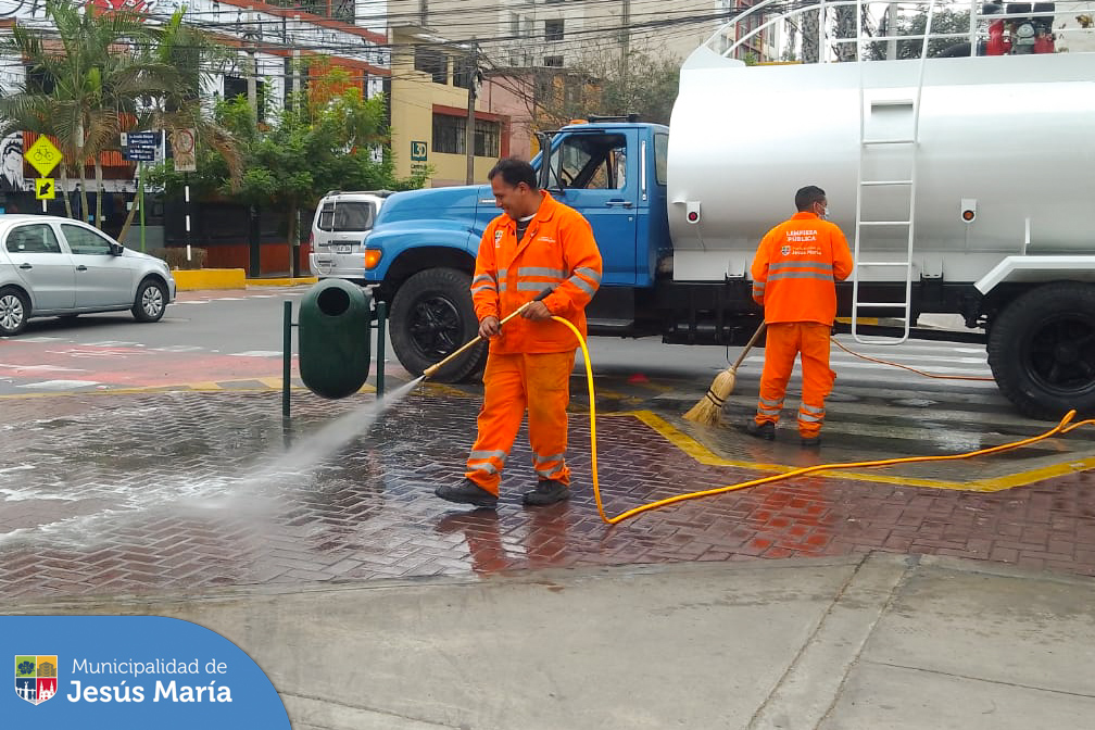 📣 Nuestro equipo de la Gerencia de Servicios a la Ciudad y Desarrollo Sostenible, realiza frecuentemente la limpieza profunda de veredas a través del baldeo 🧹, ya que algunas áreas son usadas como urinarios por los transeúntes o mascotas.
💪 Estos operativos continuarán en diferentes puntos críticos del distrito.