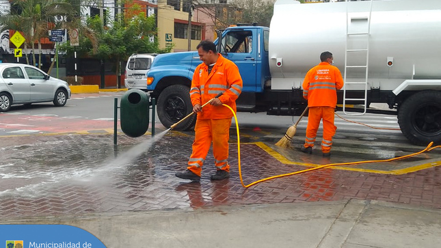 📣 Nuestro equipo de la Gerencia de Servicios a la Ciudad y Desarrollo Sostenible, realiza frecuentemente la limpieza profunda de veredas a través del baldeo 🧹, ya que algunas áreas son usadas como urinarios por los transeúntes o mascotas.
💪 Estos operativos continuarán en diferentes puntos críticos del distrito.