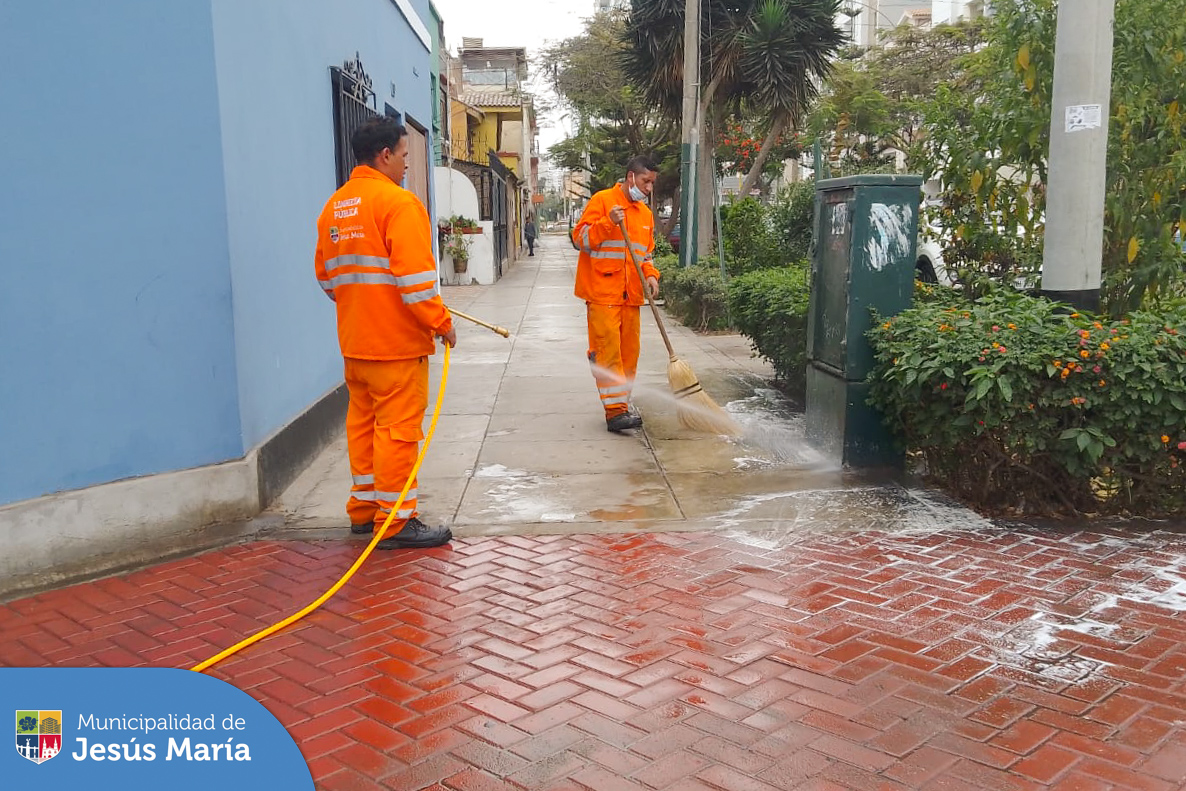 📣 Nuestro equipo de la Gerencia de Servicios a la Ciudad y Desarrollo Sostenible, realiza frecuentemente la limpieza profunda de veredas a través del baldeo 🧹, ya que algunas áreas son usadas como urinarios por los transeúntes o mascotas.
💪 Estos operativos continuarán en diferentes puntos críticos del distrito.
