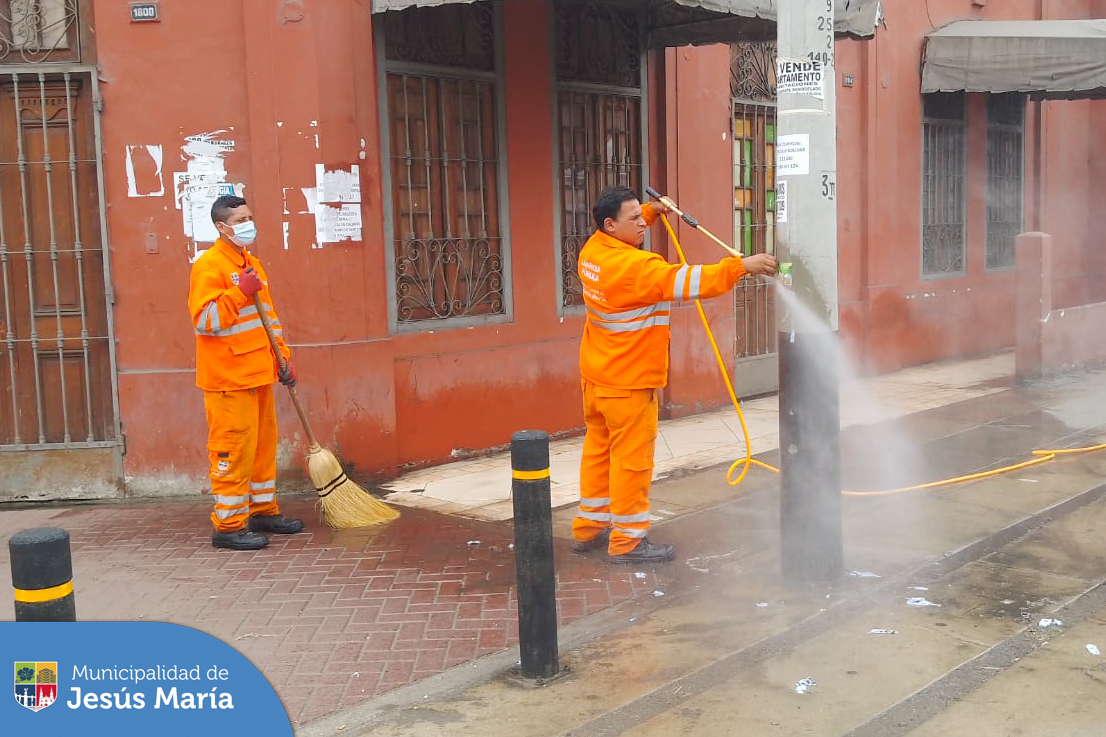 📣 Nuestro equipo de la Gerencia de Servicios a la Ciudad y Desarrollo Sostenible, realiza frecuentemente la limpieza profunda de veredas a través del baldeo 🧹, ya que algunas áreas son usadas como urinarios por los transeúntes o mascotas.
💪 Estos operativos continuarán en diferentes puntos críticos del distrito.