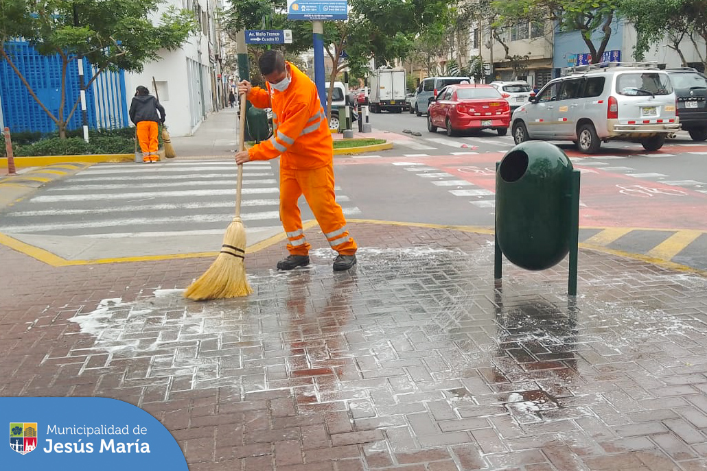📣 Nuestro equipo de la Gerencia de Servicios a la Ciudad y Desarrollo Sostenible, realiza frecuentemente la limpieza profunda de veredas a través del baldeo 🧹, ya que algunas áreas son usadas como urinarios por los transeúntes o mascotas.
💪 Estos operativos continuarán en diferentes puntos críticos del distrito.