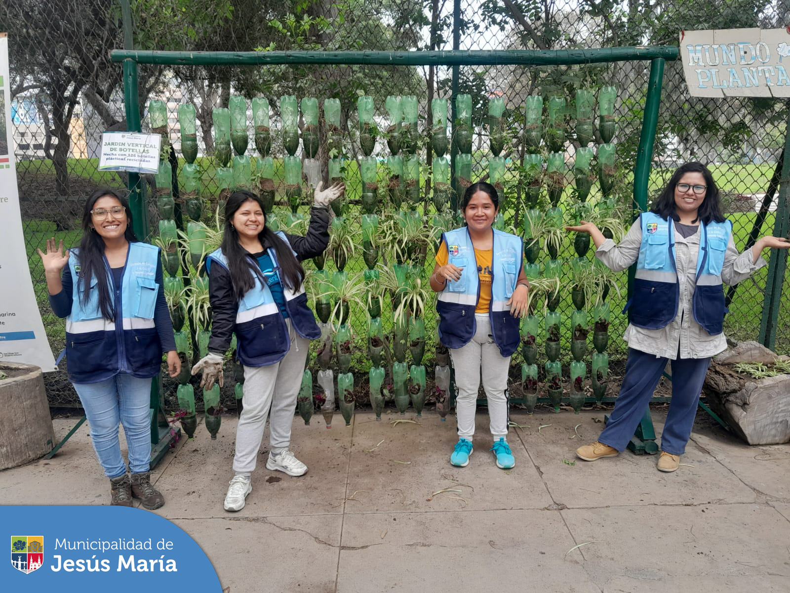 El equipo de Educca Ambiental ♻️ realiza de manera frecuente, la rehabilitación de los jardines verticales ubicados en nuestro Eco Parque, con el objetivo de mantener y renovar las especies que se están cultivando en el vivero municipal. ☘️
En el proceso se emplean botellas de plástico reciclado, dando un aporte decorativo y optimizando el agua para su riego.

¿Quiéres aplicar nuestras técnicas en tu centro educativo? ✨️Llámanos al 📱 940410958.