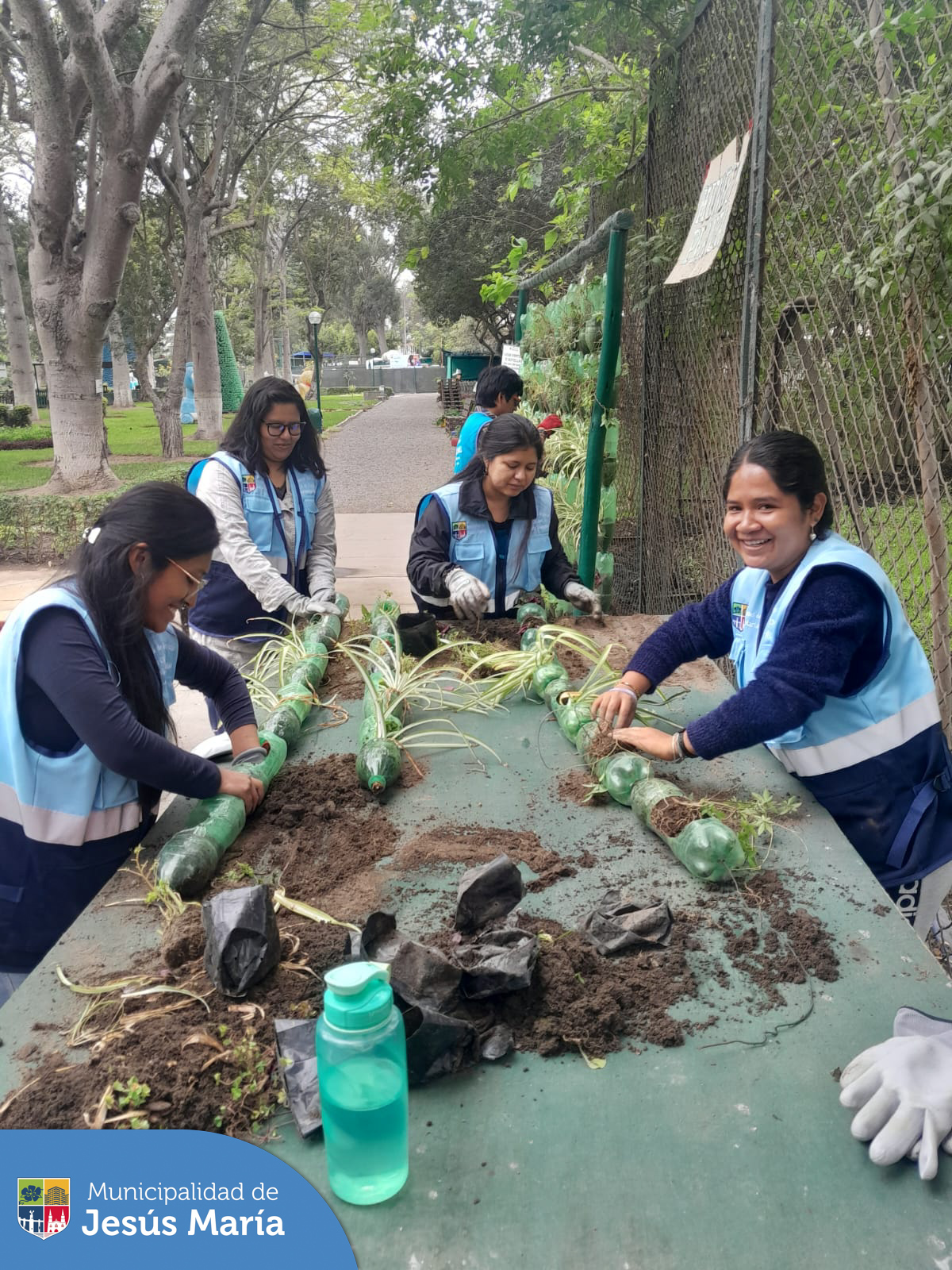 El equipo de Educca Ambiental ♻️ realiza de manera frecuente, la rehabilitación de los jardines verticales ubicados en nuestro Eco Parque, con el objetivo de mantener y renovar las especies que se están cultivando en el vivero municipal. ☘️
En el proceso se emplean botellas de plástico reciclado, dando un aporte decorativo y optimizando el agua para su riego.

¿Quiéres aplicar nuestras técnicas en tu centro educativo? ✨️Llámanos al 📱 940410958.