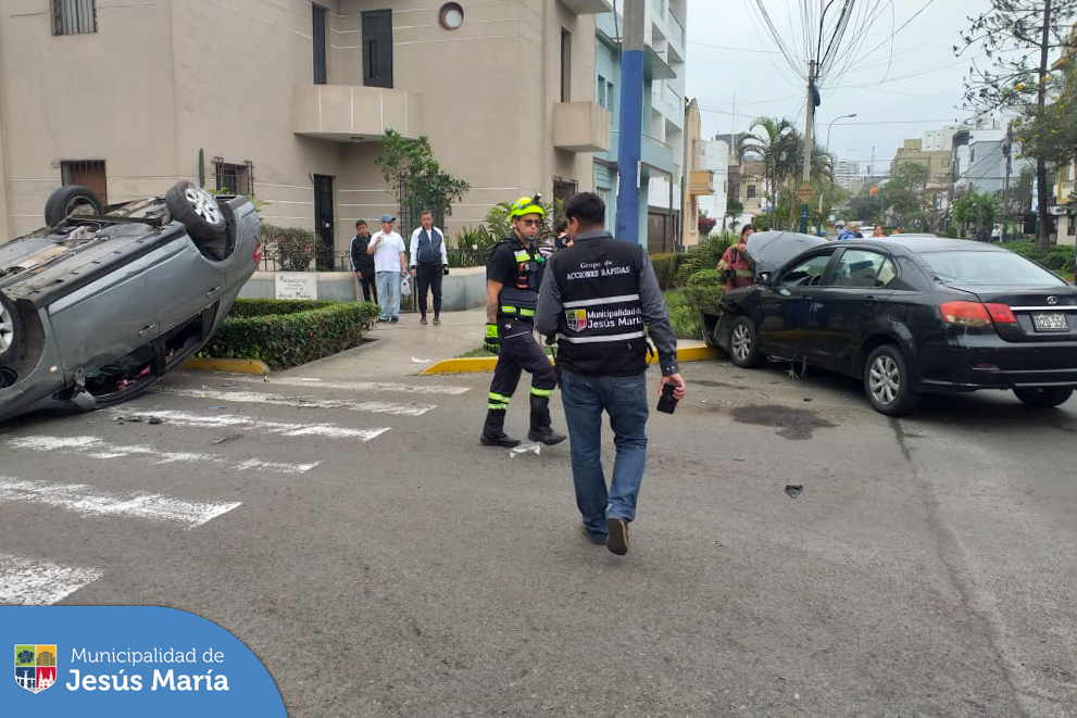 Ante el accidente vehicular ocurrido en la calle 6 de Agosto con Jr. Pachacutec, nuestro 🚑 equipo de rescate acudió raudamente para brindar los primeros auxilios y dar apoyo a los heridos.
Llámanos a Alerta Jesús María al 📞 6340100 o escríbenos vía WhatsApp 🟢 al 940378494.