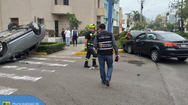 Ante el accidente vehicular ocurrido en la calle 6 de Agosto con Jr. Pachacutec, nuestro 🚑  equipo de rescate acudió raudamente para brindar los primeros auxilios y dar apoyo a los heridos.
Llámanos a Alerta Jesús María al 📞 6340100 o escríbenos vía WhatsApp 🟢 al 940378494.
