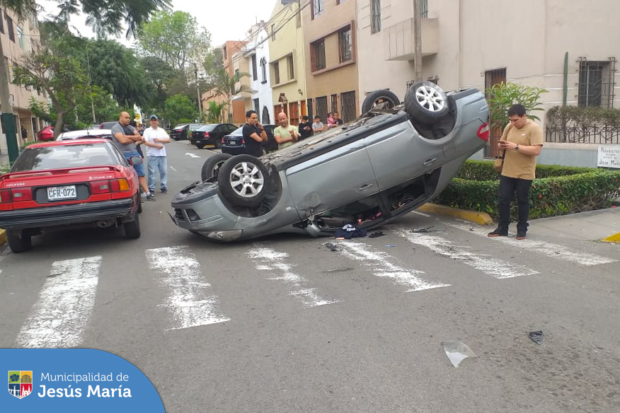 Ante el accidente vehicular ocurrido en la calle 6 de Agosto con Jr. Pachacutec, nuestro 🚑 equipo de rescate acudió raudamente para brindar los primeros auxilios y dar apoyo a los heridos.
Llámanos a Alerta Jesús María al 📞 6340100 o escríbenos vía WhatsApp 🟢 al 940378494.