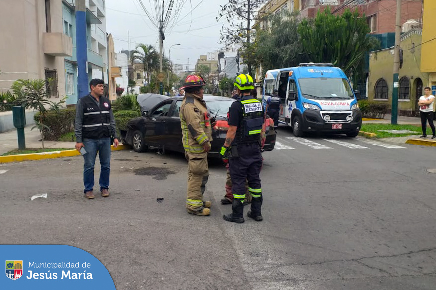 Ante el accidente vehicular ocurrido en la calle 6 de Agosto con Jr. Pachacutec, nuestro 🚑 equipo de rescate acudió raudamente para brindar los primeros auxilios y dar apoyo a los heridos.
Llámanos a Alerta Jesús María al 📞 6340100 o escríbenos vía WhatsApp 🟢 al 940378494.